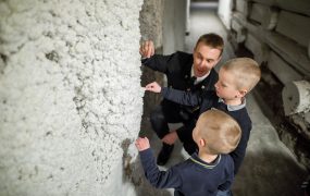 Dzieci wraz z przewodnikiem przy solnej ścianie