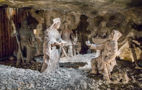 Rzeźby solne przedstawiające św. Kingę i gwarka z pierścieniem