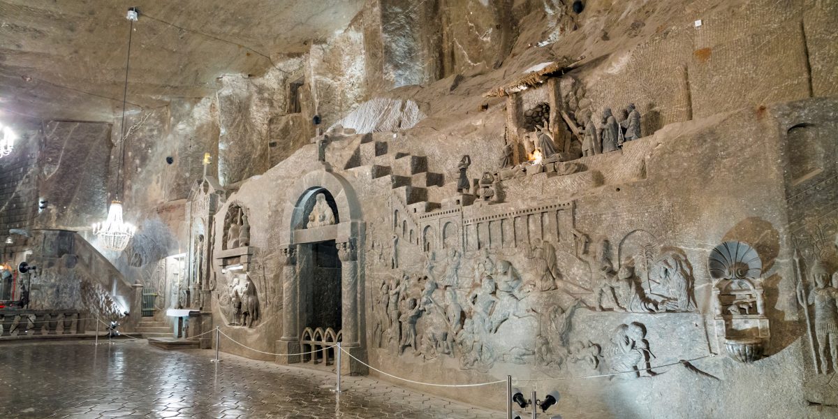 Ściana komory w kopalni ozdobiona płaskorzeźbami