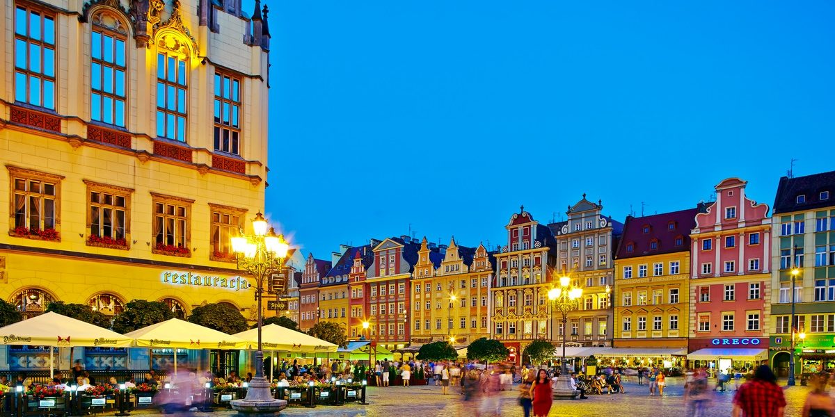 oświetlony mocą kolorowy rynek we Wrocławiu