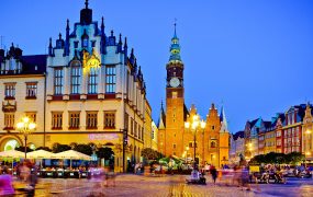 oświetlony kolorowo rynek nocą we Wrocławiu